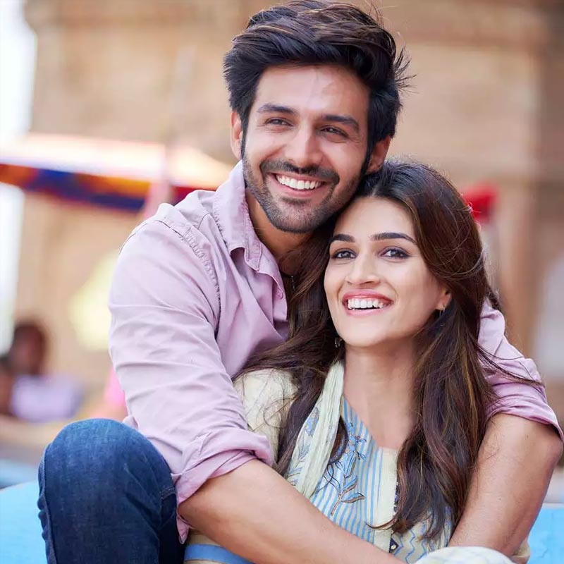 বরুণ ধওয়ান ফিল্মি পরিবার থেকে উঠে এসেছেন। তাঁর বাবা বহু সফল ছবির পরিচালক ডেভিড ধওয়ান। তবে কৃতী ও কার্তিকের কাছে বলিপাড়া একেবারেই নতুন দুনিয়া। তাঁদের পরিবারের সঙ্গে চলচ্চিত্র দুনিয়ার কোনও সংযোগ ছিল না। সিনেদুনিয়ার ‘বহিরাগত’ হয়েও ইদানীং অভিনয়ের মুনশিয়ানায় নিজস্ব ছাপ ফেলেছেন কৃতী ও কার্তিক।