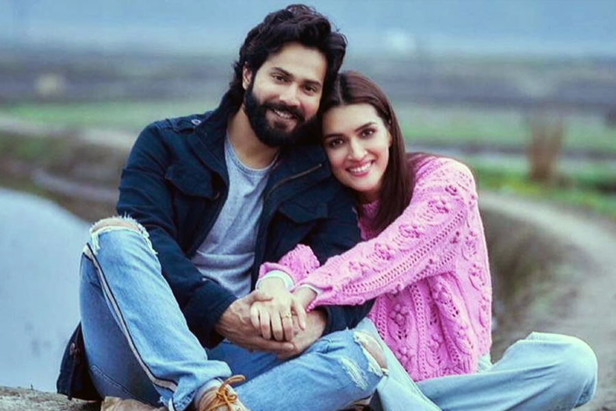  ‘ভেড়িয়া’ ছবির শুটিংয়ের নেপথ্যকাহিনির একটি ভিডিয়ো সম্প্রতি প্রকাশ্যে এসেছিল। যেখানে ছবির শুটিংয়ের নানা গল্প করতে শোনা গিয়েছে বরুণ, কৃতী ও পরিচালক অমর কৌশিককে। 