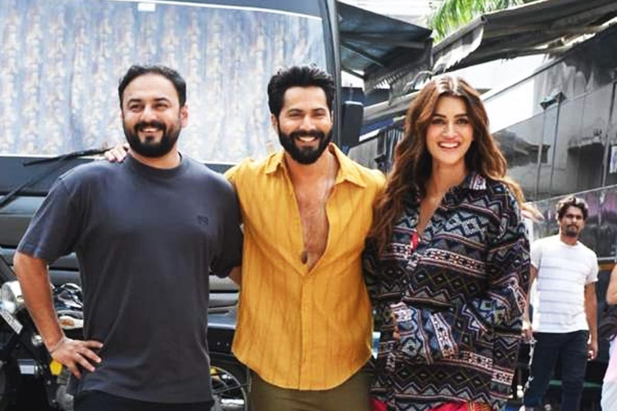 সেখানেই পরিচালক প্রসঙ্গে মুখ খুলেছেন বরুণ ও কৃতী। বরুণ বলেছেন, ‘‘ছবিতে আমাদের রসায়ন নিয়ে সবচেয়ে সমস্যায় পড়েছিলেন অমর। বেশি রোম্যান্স দেখানো হোক, সেটা চাননি তিনি।’’