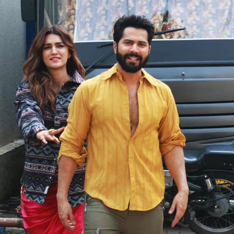 বরুণের এই মন্তব্যের পরই কৃতী বলেছেন যে, বরুণ আমার কাছে কাছে থাকুক, সেটা কিছুতেই চাইতেন না অমর। মানে বরুণের সঙ্গে বেশি ঘনিষ্ঠতা যাতে না হয়, সে ব্যাপারে নাকি সর্বদা নজর  রাখতেন পরিচালক। তার পরই মজাচ্ছলে নায়িকা বলেন, ‘‘আসলে আমায় খুব আগলে রাখে ও।’’