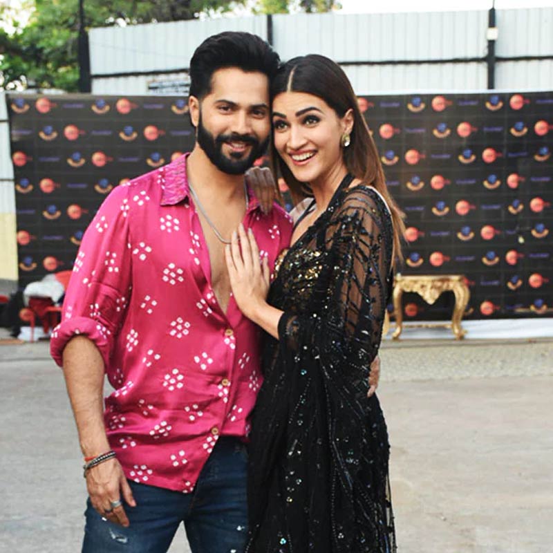 তাঁদের রসায়ন নিয়ে বরুণ ও কৃতী দু’জনেই মুখ খুলেছেন। কৃতীর কথায়, বরুণের সঙ্গে কাজ করা খুবই সহজ। কারণ আমরা একে অপরের সঙ্গে খুবই স্বচ্ছন্দ বোধ করি। আর তারই প্রতিফলন ঘটে পর্দায়। এই প্রসঙ্গে কৃতী আরও বলেছেন, ‘‘ছবির শুটিংয়ের মধ্যে কখনও কখনও অমরের সমস্যা হয়ে যেত। কারণ পর্দায় আমাদের দেখে ওঁর মনে হত বেশি রোম্যান্টিক দেখাচ্ছে। আসলে এটা আমাদের শুধুই বন্ধুত্ব।’’