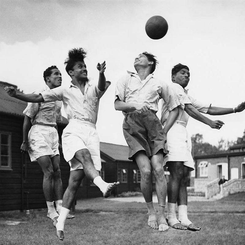 জানা যায়, লন্ডন অলিম্পিকের ম্যাচগুলিতে খালি পায়ে খেলেছিলেন সদ্য-স্বাধীন ভারতের ফুটবলাররা। কোনও জুতো পরেননি। কেউ কেউ বড় জোর পায়ে মোজা পরেছিলেন। স্বাধীনতার পর সেই প্রথম কোনও আন্তর্জাতিক প্রতিযোগিতায় অংশ নিয়েছিল ভারত।