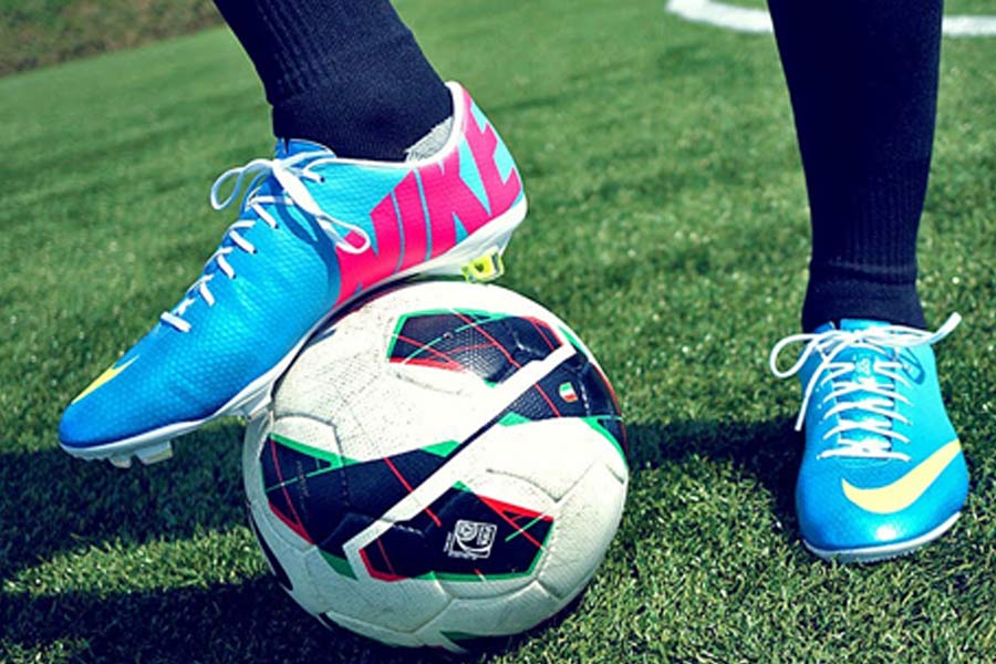 ফিফা তাদের নিয়ম অনুযায়ী ভারতের ফুটবলারদের জানিয়েছিল, জুতো পরে খেলতে হবে। সূত্রের খবর, তাতে খুব একটা খুশি হননি ভারতীয় খেলোয়াড়রা। তবে তাতে বিশ্বকাপে না খেলার মতো পরিস্থিতি তৈরি হয়নি বলেই মনে করেন বিশেষজ্ঞরা। 