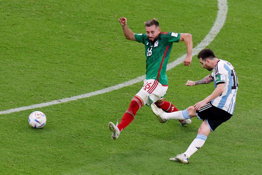 খেলার বয়স তখন ৬৩ মিনিট। একটিও গোল হয়নি। মেক্সিকো-আর্জেন্টিনার ম্যাচ দেখতে যাঁরা রাত জাগছিলেন, তাঁদের কেউ হতাশ, কেউ তন্দ্রাচ্ছন্ন। ঠিক তেমন মুহূর্তে জ্বলে উঠলেন তিনি। লিয়োনেল মেসির পায়ে লেগে কোনও এক অদৃশ্য জাদুর ছোঁয়ায় বল জড়িয়ে গেল জালে।