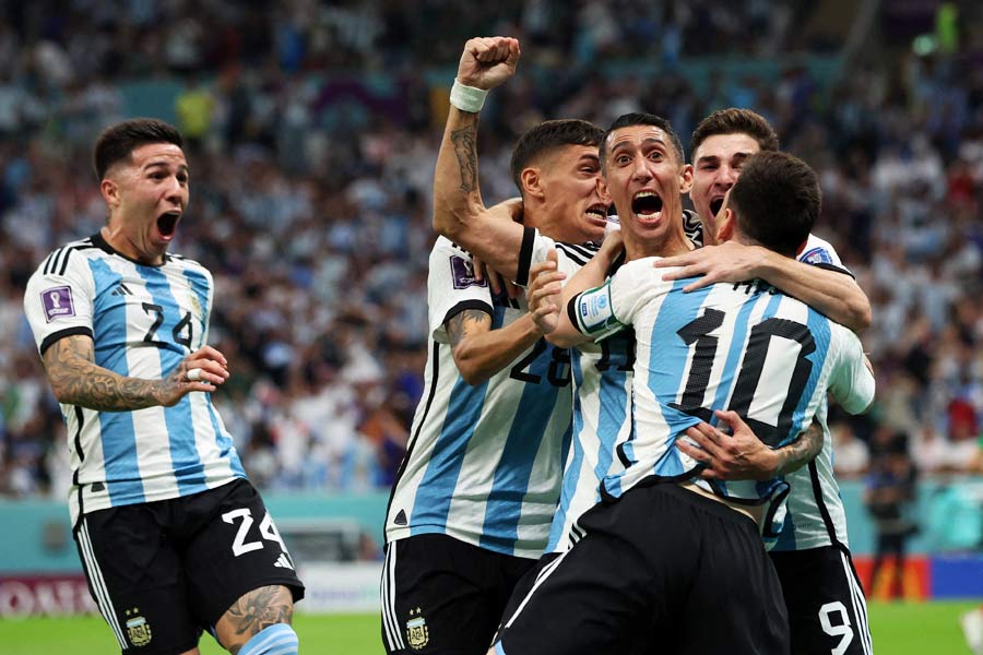 ফুটবল দেখতে যাঁরা ভালবাসেন, শনিবারের রাত তাঁদের মনে থেকে যাবে অনেক দিন। মেসির এই একটি মাত্র গোলের জন্য আরও অনেক রাত জাগবেন তাঁরা। বিশ্বকাপের প্রথম ম্যাচে ধাক্কা খাওয়ার পর ধুঁকতে থাকা আর্জেন্টিনা শিবিরে প্রাণ ফেরালেন অধিনায়ক মেসি। 