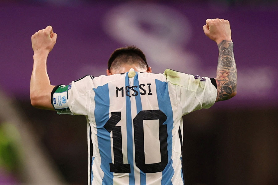 ম্যাচের প্রথমার্ধে গোলশূন্য ছিল। দ্বিতীয়ার্ধে ৬৩ মিনিটের মাথায় ডান দিক থেকে দি মারিয়ার পাসে বল পান মেসি। তখনও তিনি বক্স থেকে অনেকটা দূরে। বল পায়ে ধরে এক মুহূর্ত অপেক্ষা করেননি আর্জেন্টিনীয় অধিনায়ক।