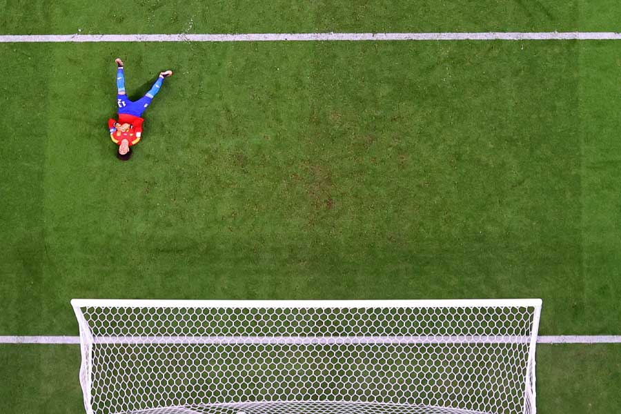 মেসির নিচু গড়ানো শট পায়ের জঙ্গলের ফাঁক দিয়ে গোলার মতো ছুটে যায় গোলপোস্টের দিকে। মেক্সিকোর একাধিক ডিফেন্ডার এবং অত্যন্ত কুশলী গোলরক্ষক গুলেরমো ওচোয়াকে থমকে দিয়ে চোখের পলকে বল জড়িয়ে যায় জালে। সমর্থকরা যে গোল দেখে রাতজাগা সার্থক মনে করছেন।