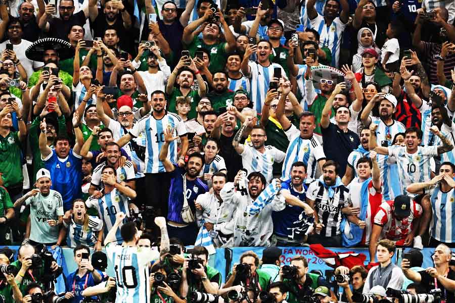 মেসির গোলের পর কাতারের গ্যালারির চেহারাটাই যেন পাল্টে গিয়েছিল। যে নীল-সাদা সমর্থকরা গ্যালারিতে উপস্থিত ছিলেন, তাঁরা যেন এই ৬৩ মিনিট নিশ্বাস নেননি। দম বন্ধ করে বসেছিলেন। মেসির একটি গোল তাঁদের অক্সিজেন দেয়।