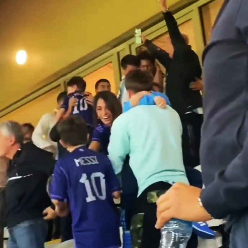 গ্যালারিতে উচ্ছ্বাসে ফেটে পড়তে দেখা যায় মেসির পরিবারকে। সে উচ্ছ্বাস ভাষার অতীত। স্ত্রী আন্তোনেলা এবং মেসির পুত্ররা গ্যালারিতেই ছিলেন। পরিবারের অন্যান্যরাও মাঠে এসেছিলেন ম্যাচ দেখতে। গোল করার পরমূহূর্তে তাঁরা লাফিয়ে ওঠেন। একে অপরকে জড়িয়ে ধরেন। ছেলেকে জাপটে চিৎকার করে ওঠেন আন্তোনেলা। 