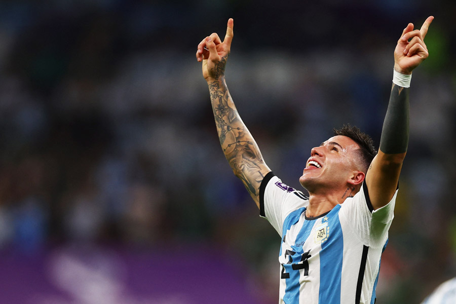 মেসির পর শনিবারের ম্যাচে দ্বিতীয় গোলটি করেন এনজ়ো ফের্নান্দেস। জয়ের পর আর্জেন্টিনার সাজঘরের ছবিও প্রকাশ্যে এসেছে। তাতে দেখা গিয়েছে, গোটা দল কী ভাবে একটি জয়কে আঁকড়ে উচ্ছ্বাসে ফেটে পড়েছে।