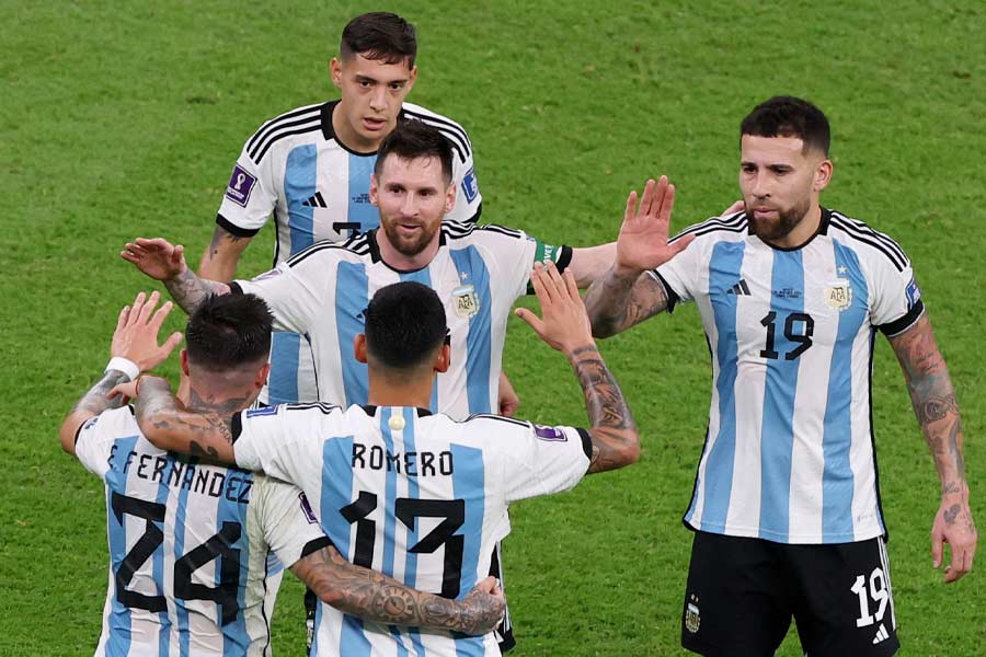 মেক্সিকো ম্যাচে জয়ের পর সাজঘরে গিয়ে উদ্‌যাপনে মাতেন মেসিও। জামা খুলে তিনি বাকিদের সঙ্গে সুর মিলিয়ে চিৎকার করছিলেন। আনন্দে দু’হাত তুলে লাফাচ্ছিলেন। শিশুর মতো হাততালি দিয়ে উঠছিলেন থেকে থেকে। ভিডিয়োতে ধরা পড়েছে সে সব দৃশ্য।