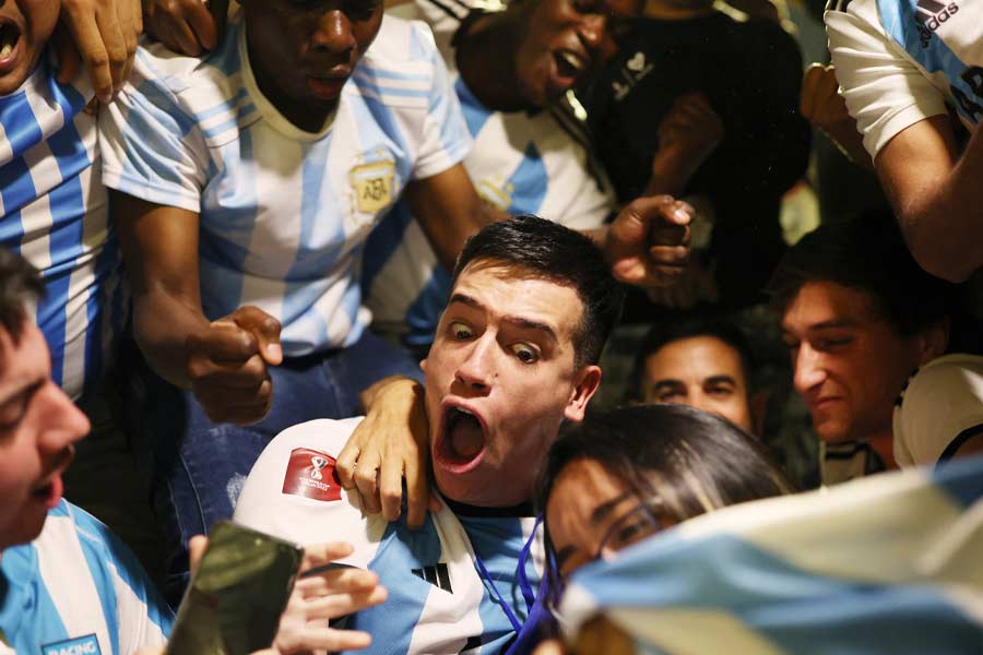 কাতারের গ্যালারি থেকে শুরু করে আর্জেন্টিনার সাজঘর— যাবতীয় উল্লাসে লুকিয়ে ছিল এক রাশ স্বস্তি। মেসিকে গোল করতে দেখে আন্তোনেলা যে ভাবে লাফিয়ে উঠলেন, তাতে কোথাও যেন অস্বস্তির কাঁটা উপড়ে ফেলার শান্তি মিশে ছিল।