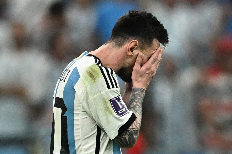 অতি বড় আর্জেন্টিনীয় সমর্থকও অস্বীকার করতে পারবেন না, কাতারে বিশ্বকাপ খেলতে যাওয়া দল বড় বেশি মেসি-নির্ভর। তাঁর দিকেই তাকিয়ে আছেন দলের বাকি ফুটবলাররা। তাই প্রথমার্ধে মেসি পারেননি বলে সাফল্যের মুখ দেখেনি দলও।