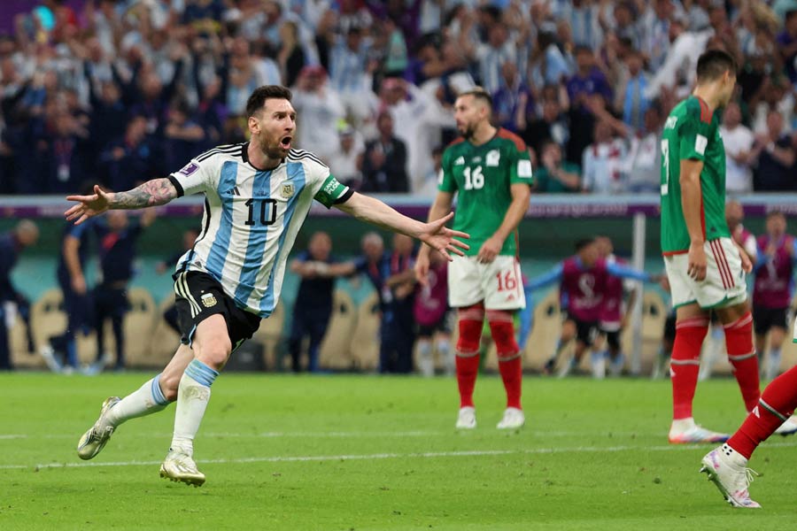 আর্জেন্টিনার খেলা যাঁরা দেখেছেন, প্রথমার্ধে নীল-সাদা জার্সির ‘খারাপ ফুটবল’ নিয়ে প্রায় সকলেই এক মত। আর্জেন্টিনার খেলোয়াড়দের বল পেলেই মেসিকে খুঁজতে থাকার প্রবণতা চোখে লেগেছে বারবার। বাকি বিশ্বকাপগুলির মতো কাতারেও মেসি-নির্ভরতা কাটিয়ে উঠতে পারেনি আর্জেন্টিনা, বিশ্বকাপের দ্বিতীয় ম্যাচেই তা পরিষ্কার। যদিও মেসি ভক্তদের অনেকেই বলছেন, ৬৪ মিনিটের ওই মুহূর্তটার জন্যই চোখের ঘুম তাড়িয়ে রাত জেগে বসে থাকা।
