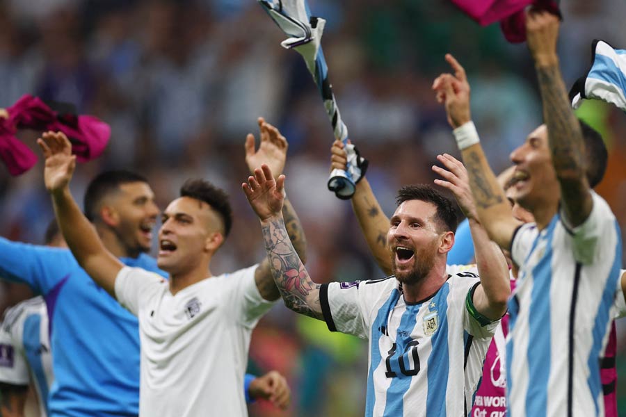 রেকর্ডের খাতায় অবশ্য পিছিয়ে নেই মেসি। শনিবার চলতি বিশ্বকাপে নিজের দ্বিতীয় গোলটি করেছেন তিনি। সেই সঙ্গে গোলের রেকর্ডে ছুঁয়ে ফেলেছেন দিয়েগো মারাদোনা এবং ক্রিশ্চিয়ানো রোনাল্ডোকে।