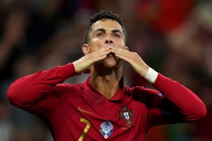 যদিও এ ক্ষেত্রে মারাদোনা বা মেসির থেকে কিছুটা এগিয়েই আছেন রোনাল্ডো। পর্তুগাল তারকার ৮ গোল হয়েছে ১৮টি ম্যাচ খেলে। অন্য দিকে, মেসি ও মারাদোনা দু’জনেই বিশ্বকাপে ২১টি ম্যাচ খেলে ৮ গোল করেছেন।