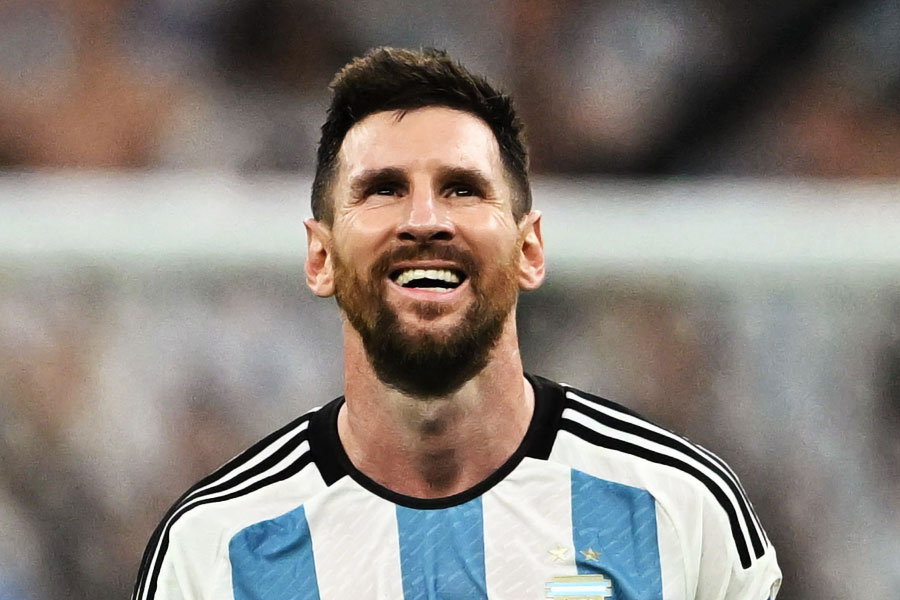 আর্জেন্টিনা এবং মেসির সামনে এখন আর ৫টি ম্যাচ। এমন ‘ঘুম-তাড়ানো’ মুহূর্ত আগামী ৫ ম্যাচে তৈরি করতে হবে মেসিকেই। তাঁর বিশ্বকাপ ছুঁয়ে দেখার স্বপ্নপূরণের জন্য চাই শনিবারের মতো আরও অন্তত ৫টি ম্যাজিক।