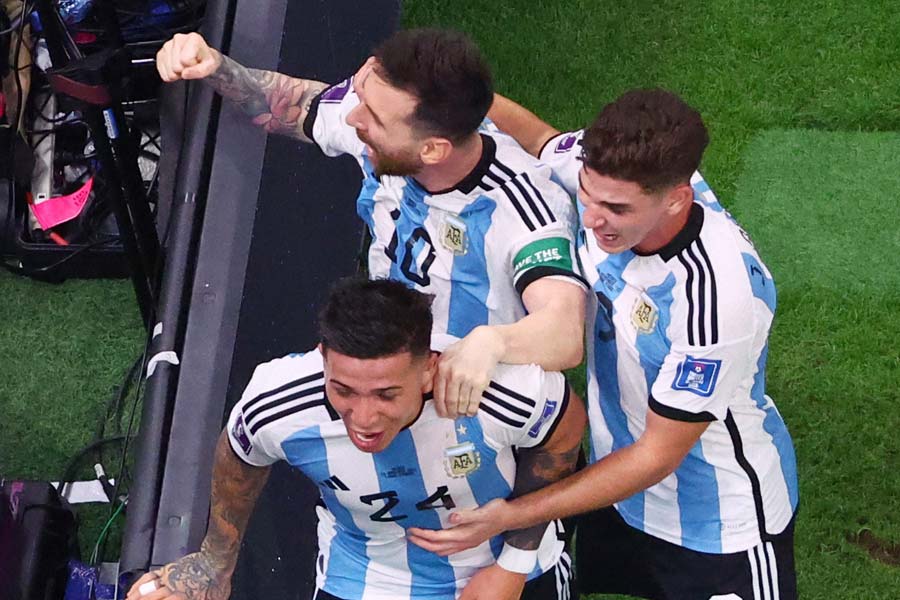 আন্তোনেলার উচ্ছ্বাস, সাজঘরের লম্ফঝম্ফ কিংবা জার্সি খুলে  স্বয়ং মেসির চিৎকার, মেক্সিকো ম্যাচের পর এই টুকরো ছবিগুলি আগামী ৫ ম্যাচের কথা মনে করিয়ে দিচ্ছে বারবার। গ্রুপ লিগে মেসিদের পরবর্তী ম্যাচ পোল্যান্ডের বিরুদ্ধে। তা যদি তাঁরা জিততে পারেন, তবে সামনে বাকি থাকবে ৪টি ম্যাচ।