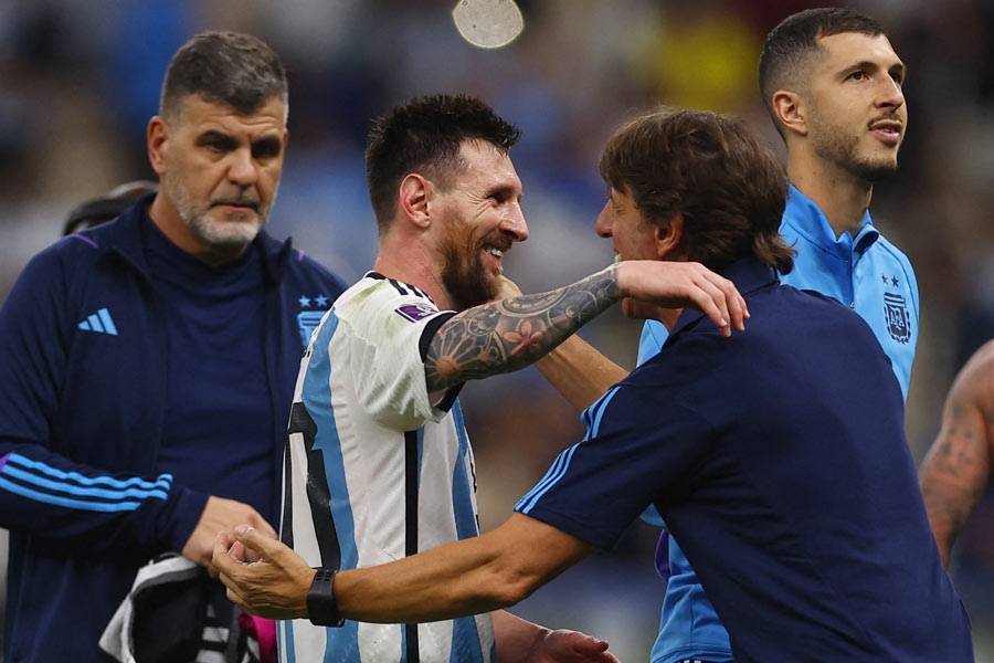 পোল্যান্ডের বিরুদ্ধে গ্রুপের শেষ ম্যাচ, প্রি-কোয়ার্টার ফাইনাল, কোয়ার্টার ফাইনাল, সেমিফাইনাল এবং ফাইনাল— ৫ ম্যাচের অগ্নিপরীক্ষা পার করতে পারলে মেসি স্বপ্ন ছুঁতে পারবেন। স্বপ্ন পূরণ হবে আর্জেন্টিনারও। 