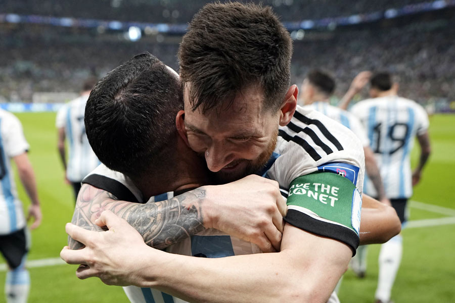 ২০১৬ সালে এক বার কোপা আমেরিকায় হারের পর অবসর ঘোষণা করে ফেলেছিলেন মেসি। একরাশ হতাশা নিয়ে জানিয়ে দিয়েছিলেন, দেশের জার্সিতে আর তিনি মাঠে নামবেন না। পরে অবশ্য অবসরের সিদ্ধান্ত তিনি পুনর্বিবেচনা করেন। ফের নীল-সাদা জার্সিতে মাঠে ছুটতে দেখা যায় তাঁকে।