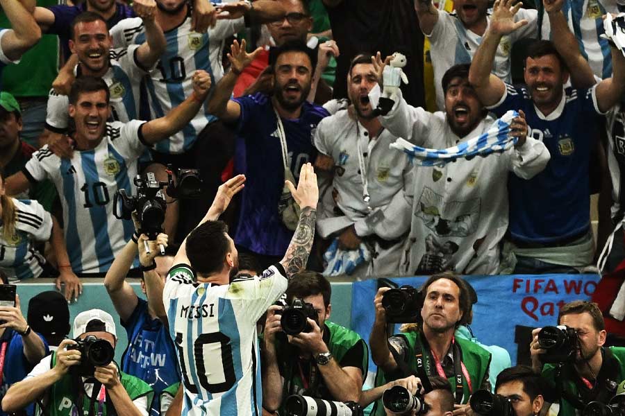 প্রশ্ন উঠছে, এত কিছুর পরেও কেন মেসির উপর নির্ভর করে থাকা আর্জেন্টিনা দলের চরিত্রগত বদল চোখে পড়ছে না। ফুটবলের দেশ ব্রাজিল। তাদের প্রতিবেশী আর্জেন্টিনা কি পারবে না মেসির ছায়া থেকে বেরিয়ে স্বতন্ত্র, পরিণত ফুটবল খেলতে? আপাতত সে প্রশ্নের উত্তর খুঁজতে পোল্যান্ড ম্যাচের দিকে তাকিয়ে সমর্থকরা।