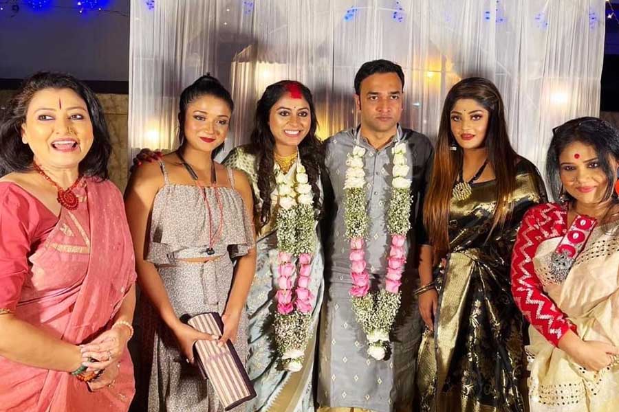 নবদম্পতির সঙ্গে ‘আলতা ফড়িং’ পরিবার