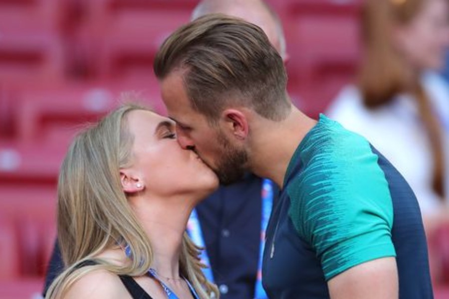 স্ত্রীর সঙ্গে ইংল্যান্ড অধিনায়ক হ্যারি কেন।