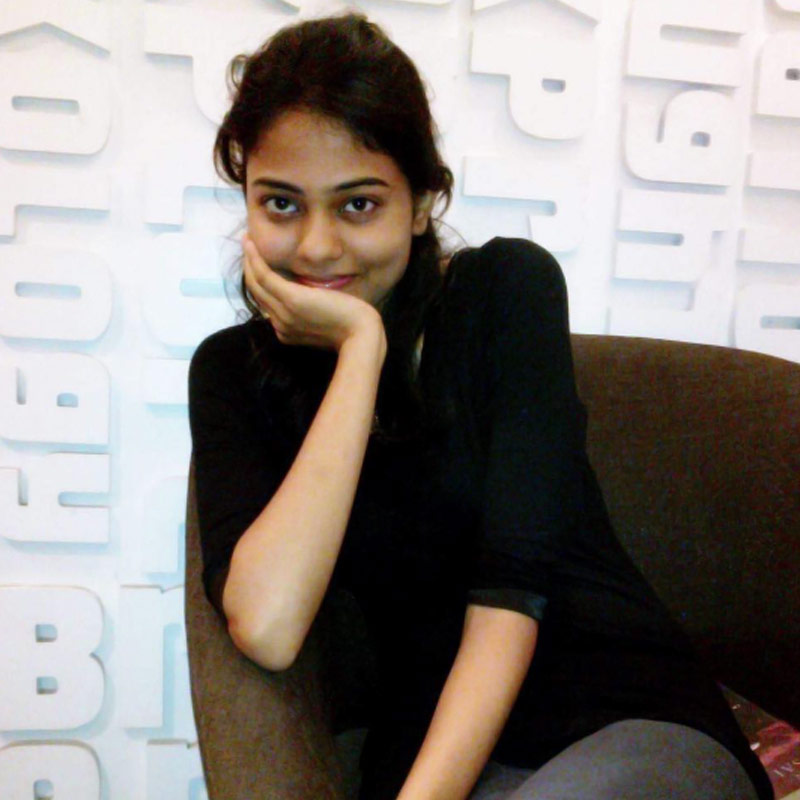 বারাণসীতে স্কুলজীবন শেষে ডাক্তারি নিয়ে পড়ার জন্য দিল্লি চলে আসেন আর্তিকা। ২০১৩ সালে তিনি এমবিবিএস পাশ করেন। তার পর লোকনায়ক হাসপাতালে ইন্টার্ন হিসাবে যোগ দেন।