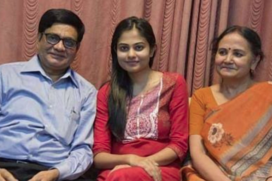 ২০১৫ সালে ইউপিএসসি পরীক্ষায় দেশের মধ্যে চতুর্থ স্থান নিয়ে পাশ করেন আর্তিকা। ওই বছরেই ইউপিএসসি পরীক্ষার টপার হয়েছিলেন টিনা দাবি।