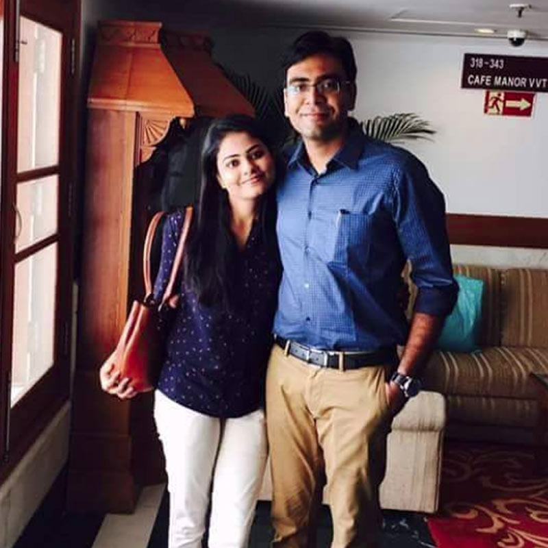 ইউপিএসসি পাশ করার পর প্রশিক্ষণে গিয়ে আর্তিকার পরিচয় হয় দেশের তৃতীয় স্থানাধিকারী জমসিত সিংহের সঙ্গে। সেই পরিচয় থেকে ধীরে ধীরে প্রেমের সম্পর্ক গড়ে ওঠে।