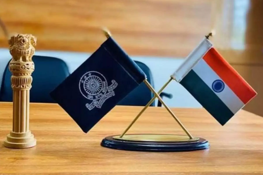 ২০১৪ সালে ৩৩২ র‌্যাঙ্ক করেন জসমিত। তার পর আইআরএস হিসাবে চাকরিতে যোগ দেন। কিন্তু জসমিতের লক্ষ্য ছিল আইএএস হওয়ার।