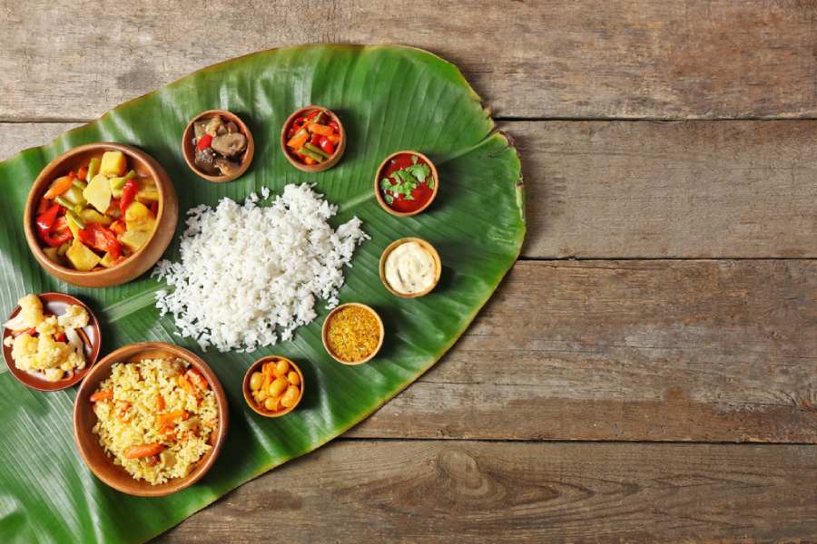 ইন্দোনেশিয়ার ঘরে ঘরে কলাপাতাতেই খাবার পরিবেশন করা হয়।