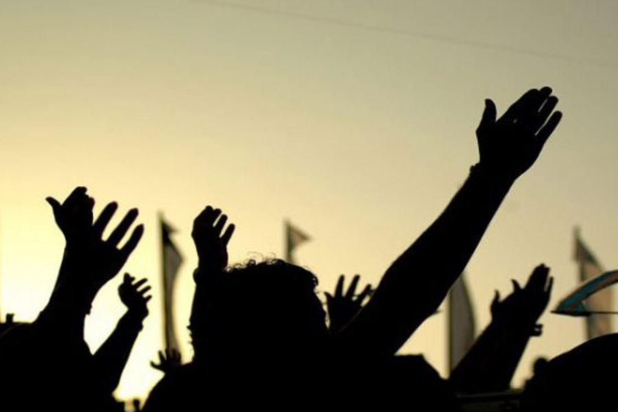 খেলার সঙ্গে রাজনীতি বরাবরই হাত ধরাধরি করে হেঁটেছে। ক্রীড়াঙ্গন যে নিছক খেলা আর বিনোদনের জায়গা নয়, তা বার বার প্রমাণিত হয়েছে নানা ঘটনায়। খেলাকে রাজনীতির ছোঁয়াচ থেকে রক্ষা করার জন্য অবশ্য চেষ্টা হয়েছে বার বার। কিন্তু খেলার মাঠে প্রতিবাদ শাসকের মাথাব্যথার কারণ হয়েছে বহু বার।