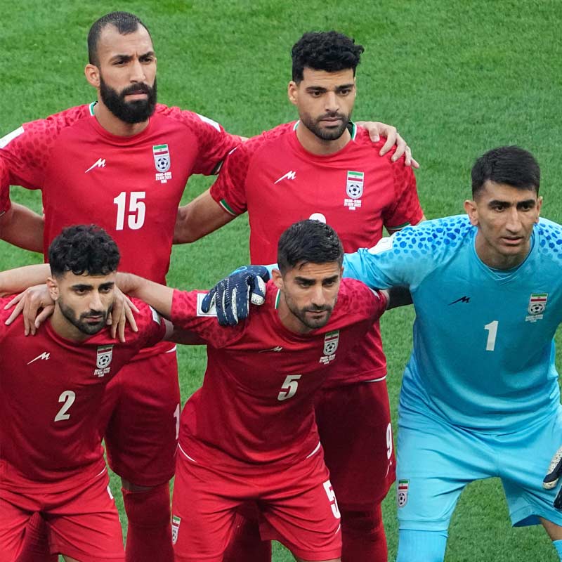 ইরানের কঠোর মৌলবাদী ইসলামিক শাসনের বিরুদ্ধে প্রতিবাদ জানাতেই মৌনতাকে অস্ত্র বানিয়েছেন ইরানের ফুটবলাররা। এই তাক লাগানো প্রতিবাদের পর দেশে ফিরলে তাঁদের সকলের জন্য মারাত্মক কিছু অপেক্ষা করছে, এটা জেনেও তাঁরা পিছু হটেননি।