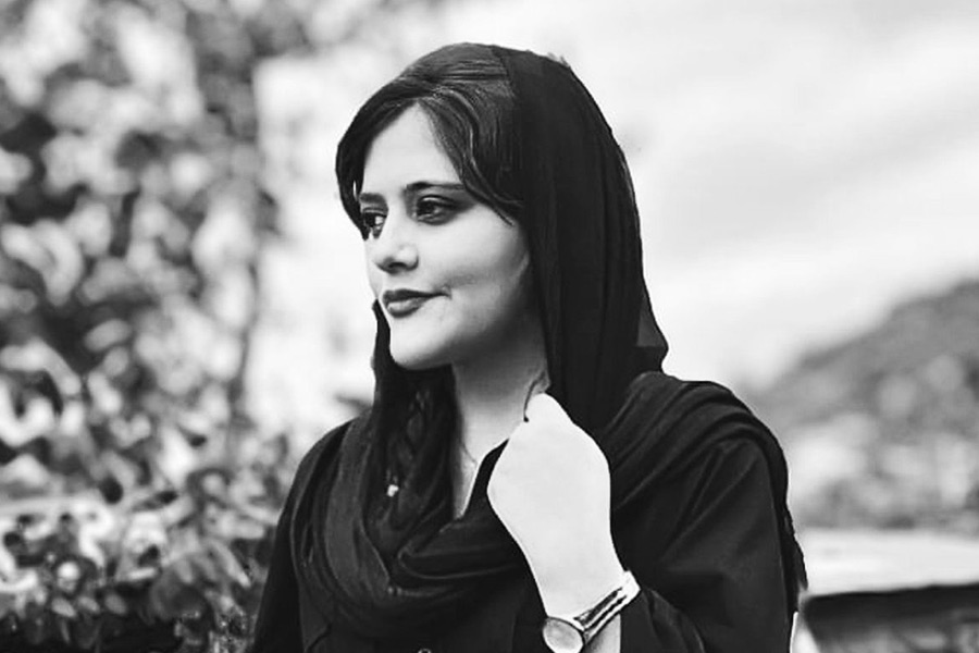 মাস দুয়েক আগে হিজাব না পরার অপরাধে ইরানের নীতিপুলিশ আটক করে তরুণী মাহশা আমিনিকে। পুলিশি হেফাজতেই মৃত্যু হয় তাঁর। তার পর থেকেই সরকার-বিরোধী বিক্ষোভে উত্তাল হয়েছে ইরান। বিশ্বকাপেও দেখা গিয়েছে মাহশা আমিনির নাম লেখা জার্সি পরে, চুল খুলে গ্যালারিতে বসে রয়েছেন ইরানের যুবতীরা।