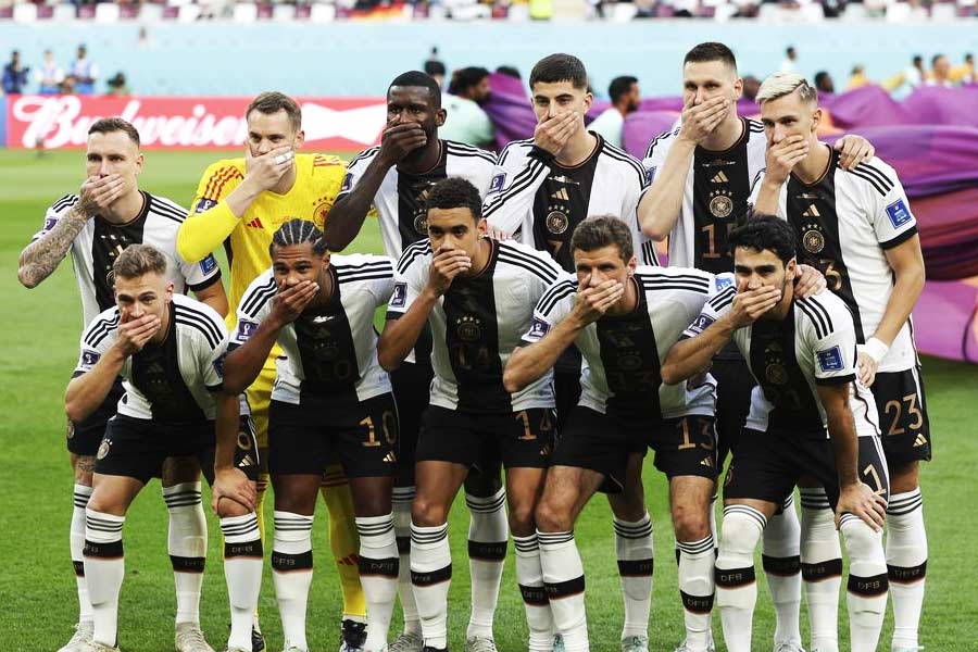 এই বিশ্বকাপে নীরব প্রতিবাদ জানিয়ে শিরোনামে এসেছে জার্মানির ফুটবল দলও। জাপানের কাছে ২-১ গোলে পরাস্ত হওয়ার পর প্রচারমাধ্যমের সামনে মূলারদের মুখে হাত দিয়ে ছবি তুলতে দেখা যায়। পরে জানা যায়, বিশ্বকাপের আয়োজক এবং ফুটবলের সর্বোচ্চ নিয়ামক সংস্থা ফিফার একটি সিদ্ধান্তের বিরুদ্ধে প্রতিবাদ জানাতেই এই কাজ করেছেন তাঁরা।