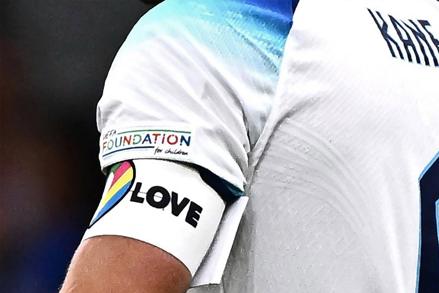 কাতারে সমকাম নিষিদ্ধ। সে দেশে সমকামীদের কার্যত অপরাধী হিসাবে দেখা হয়। ‘মুক্তমনা’ ইউরোপীয় দেশগুলি তাই ঠিক করেছিল বিশ্বকাপে রামধনু রঙা ‘ওয়ান লাভ’ আর্মব্যান্ড পরে মাঠে নামবে। যাতে ফিফা এবং কাতার প্রশাসনের উদ্দেশে স্পষ্ট বার্তা দেওয়া যায়।