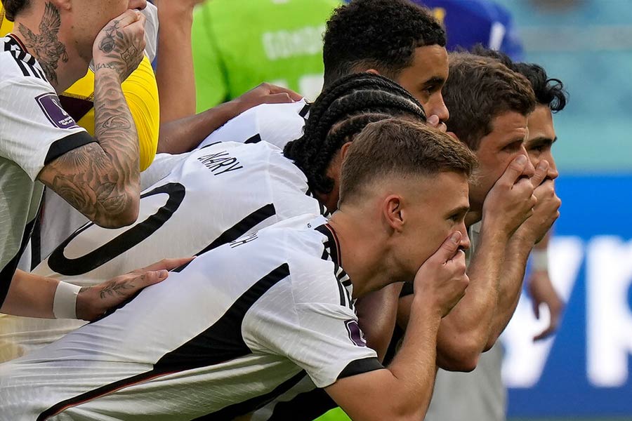 কিন্তু ফিফার তরফে দেশগুলিকে স্পষ্ট ভাবে জানিয়ে দেওয়া হয়, এ সব পরে মাঠে নামলে খেলোয়াড়দের মাঠ থেকে বার করে দেওয়া হবে। তার পরই রণে ভঙ্গ দেয় দেশগুলি। জার্মানি ‘ওয়ান লাভ’ ব্যান্ড খুলে ফেললেও ফিফার এই ফতোয়ার বিরুদ্ধে মুখ চাপা দিয়ে বার্তা দেয়। বার্তাটি এই যে, আমাকে আমার কথা বলতে দেওয়া হচ্ছে না।