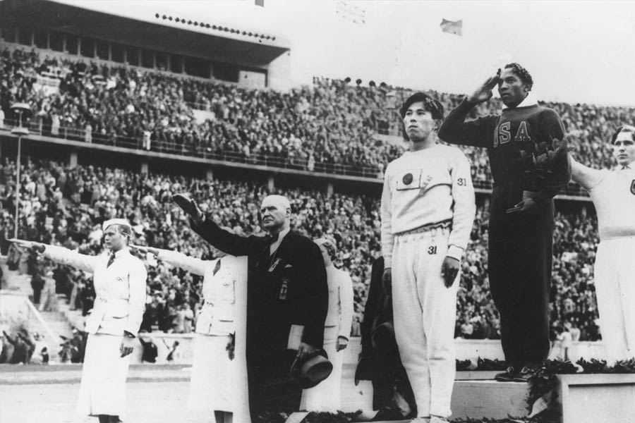 অবশ্য এই প্রথম নয়, আগেও খেলার মঞ্চ থেকে নানা উপায়ে প্রতিবাদ জানিয়েছেন ক্রীড়াবিদরা। ১৯৩৬ সালে অলিম্পিক্সের আসর বসেছিল জার্মানিতে। সে দেশে তখন নাৎসি শাসন। নাৎসিবাদের বিরুদ্ধে প্রতিবাদ জানাতে আমেরিকা সেই অলিম্পিক্সে অংশগ্রহণ না করার হুমকি দেয়। পরে অবশ্য অংশগ্রহণ করে।