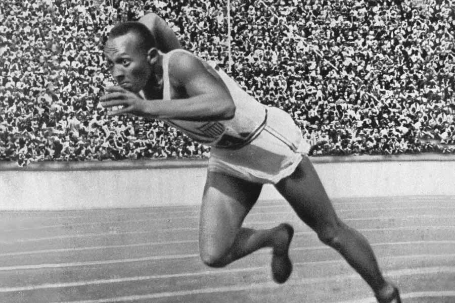 তিনি একাই জিতেছিলেন চারটি মেডেল। পোডিয়ামে দাঁড়িয়ে তিনি এক অদ্ভুত ভঙ্গিতে স্যালুট করেন। খুব সম্ভবত, হিটলার এবং নাৎসিবাদকে বিদ্রুপ করতে তিনি এই পথ বেছে নিয়েছিলেন।