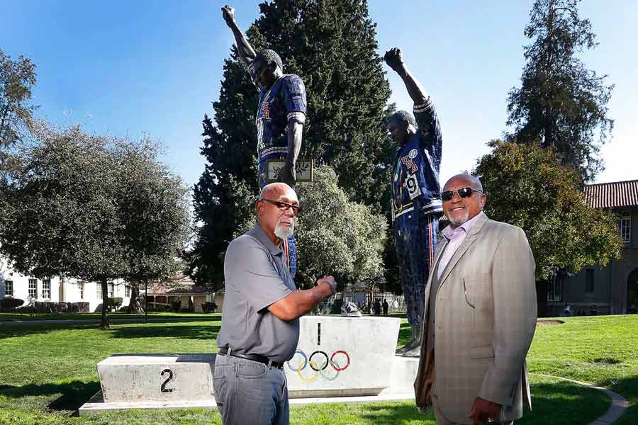 আমেরিকার বর্ণবাদ-বিরোধী আন্দোলনে সংহতি জানাতেই এ পথ বেছে নেন তাঁরা। যদিও পরে তাঁদের জাতীয় দল থেকে বাদ দিয়ে দেওয়া হয়।