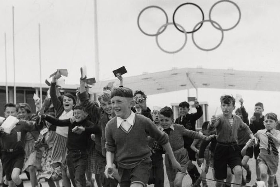 ১৯৫৬ সালের মেলবোর্ন অলিম্পিক্সে অংশগ্রহণ করেনি চিন। সে বার তাইওয়ানকে স্বতন্ত্র দেশ হিসাবে খেলার ছাড়পত্র দিয়েছিল আন্তর্জাতিক অলিম্পিক্স সংস্থা। তাইওয়ানকে নিজেদের অবিচ্ছেদ্য অংশ বলে দাবি করে চিন এই অলিম্পিক্সে অংশগ্রহণ করেনি।