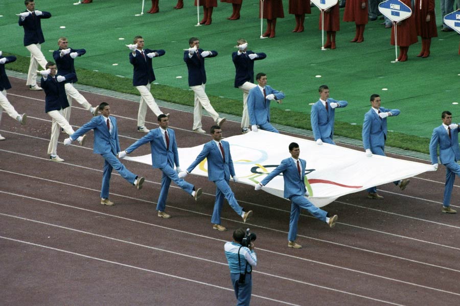 ১৯৮০ সালের শীতকালীন অলিম্পিক্সে সোভিয়েত ইউনিয়নকে বয়কট করার হুমকি দেন আমেরিকার প্রেসিডেন্ট জিমি কার্টার। সোভিয়েতের আফগানিস্তান অভিযানের বিরুদ্ধে প্রতিবাদ জানাতে প্রায় পঞ্চাশটি দেশের প্রতিনিধিরা জাতীয় পতাকার বদলে অলিম্পিক্সের পতাকা নিয়ে খেলতে নামেন।