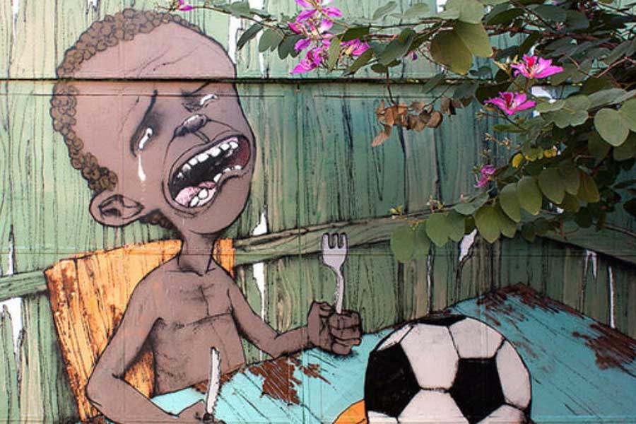 ২০১৪ সালের রিও অলিম্পিক্সের সময় বিক্ষোভ দেখান ব্রাজ়িলের জনতার বড় একটা অংশ। তাঁরা জানান, দেশের এক-তৃতীয়াংশ মানুষ অভুক্ত থাকলেও শুধু বাকি বিশ্বের সামনে নিজেদের ক্ষমতা জাহির করার জন্য অলিম্পিক্সের পরিকাঠামো নির্মাণে বিপুল টাকা খরচ করেছে ব্রাজ়িল সরকার। 