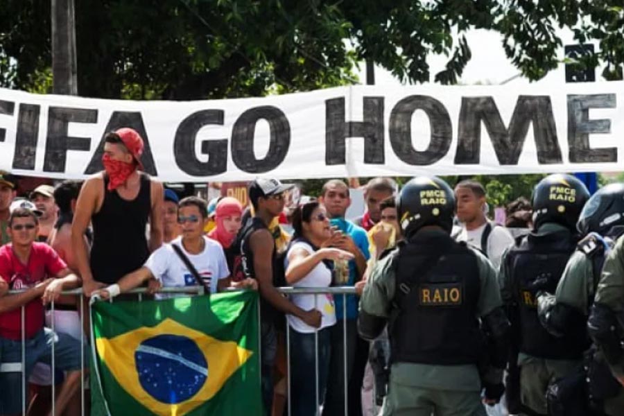 এই রিও অলিম্পিক্সেই অংশ নিয়েছিল শরণার্থীদের নিয়ে গঠিত একটি দল। বিশ্বের বিভিন্ন দেশের শরণার্থীদের নিয়ে গড়া দল সেই প্রথম কোনও অলিম্পিক্সে অংশ নিয়েছিল। বিশ্ব জুড়ে দেশহীনরা যখন মাটি খুঁজে পাওয়ার চেষ্টা করছেন, তখন খেলার মাধ্যমেই যেন প্রতিবাদ জানাতে চেয়েছিল এই দল।