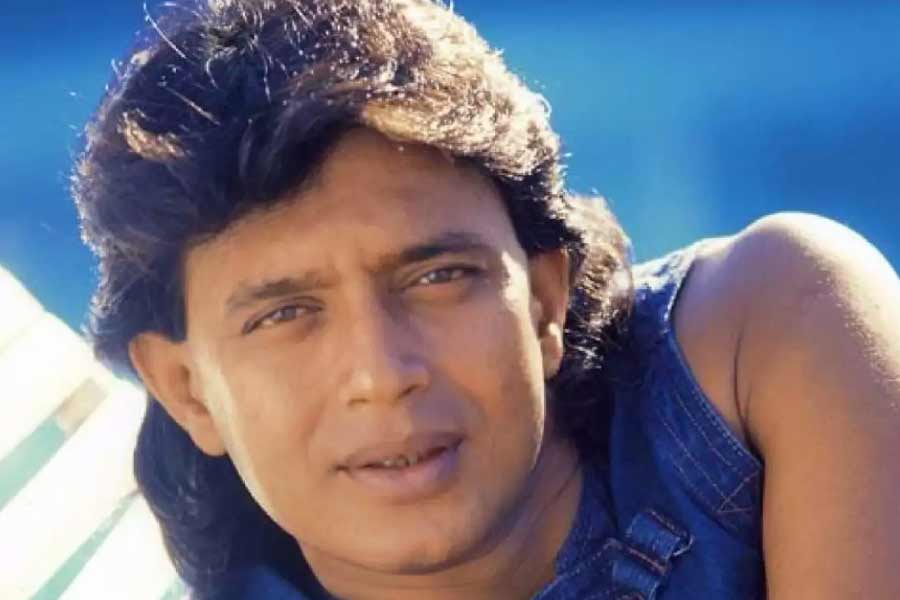 জুলফি কামানো সাদা পোশাকের ডিস্কো ডান্সার নয়, এই মুহূর্তে তাঁর সঙ্গে ‘তাহাদের কথা’-র রাগী দেশপ্রেমিক শিবনাথের মিলই যেন বেশি। অথচ পোড়খাওয়া বলিউডপ্রেমী প্রজন্ম জানে, এই মিঠুন চক্রবর্তী এক সময়ে হৃদ্স্পন্দন বাড়িয়ে দিয়েছিলেন উপমহাদেশের বহু তরুণীর।