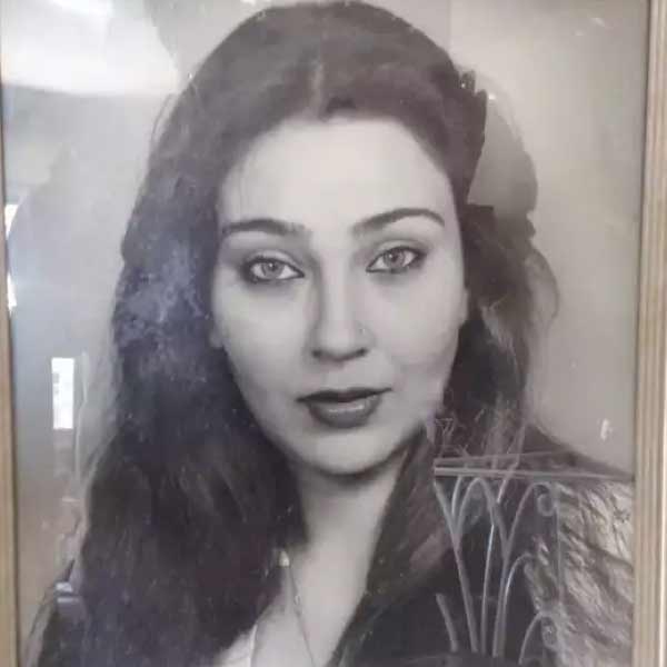 কিন্তু কেন এত অল্প সময় টিকেছিল হেলেনা-মিঠুনের দাম্পত্য? জাভেদ খানের সঙ্গে বিচ্ছেদের কারণেই নাকি মিঠুনের দিকে ঢলেছিলেন হেলেনা।