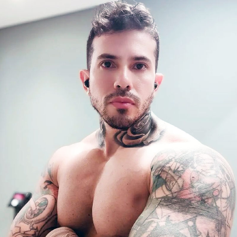 ৯ স্ত্রীকে নিয়ে সংসার করা হয়নি আর্থারের। কারণ বিয়ের কয়েক মাস পরেই এক স্ত্রী তাঁকে ছেড়ে চলে যান। বহুগামী সম্পর্কে তিনি প্রথমে রাজি হয়েছিলেন। তবে পরে মোহভঙ্গ হয়। আর্থার তার পর থেকে থাকছিলেন ৮ স্ত্রীকে নিয়েই।