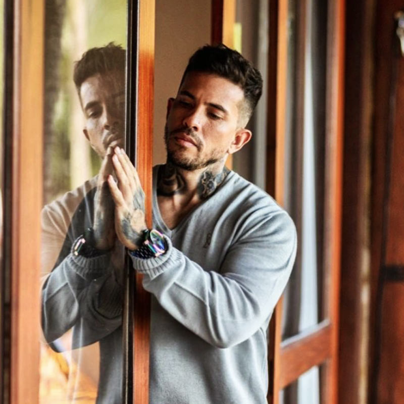 আর্থার জানিয়েছেন, এই মুহূর্তে তাঁর আইনসম্মত স্ত্রী ৪ জন। তাঁদের নিয়ে ব্রাজিলের বিশাল বাড়িতে থাকেন তিনি। তবে আরও সঙ্গীর খোঁজ চলছে। নতুন নতুন সঙ্গী ছাড়া তিনি থাকতে পারেন না বলে জানান ব্রাজিলীয় মডেল।