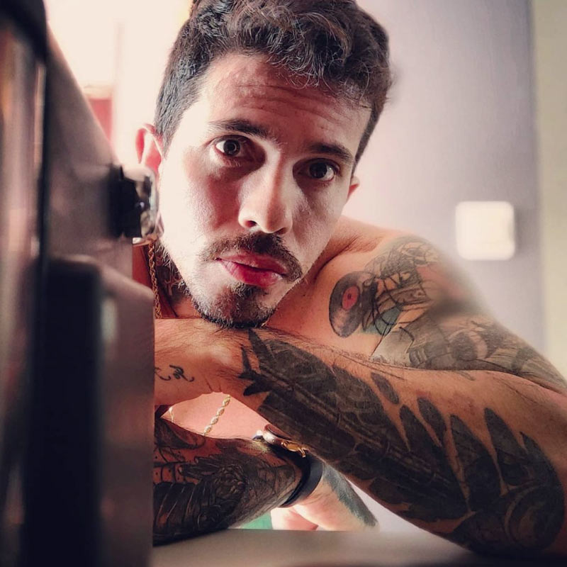 এ বিষয়ে একাধিক বার একাধিক সংবাদমাধ্যমে সাক্ষাৎকার দিয়েছেন আর্থার। তাঁর বহুগামী জীবন নিয়ে যাবতীয় কৌতূহল নিরসন করেছেন। আর্থার জানিয়েছেন, একাধিক স্ত্রীকে নিয়ে থাকা, সকলের সঙ্গে মানিয়ে-গুছিয়ে সংসার করা আদতে এমন কিছু কঠিন নয়।